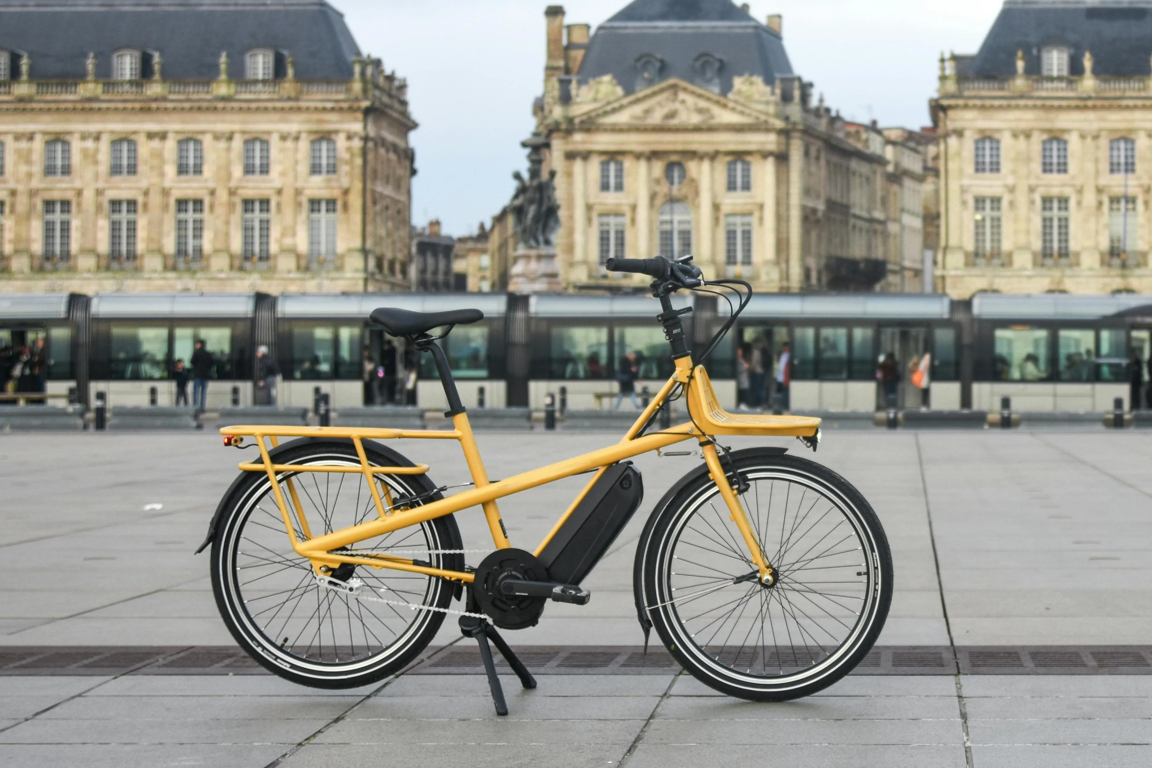 Vélo électrique stationné en ville.