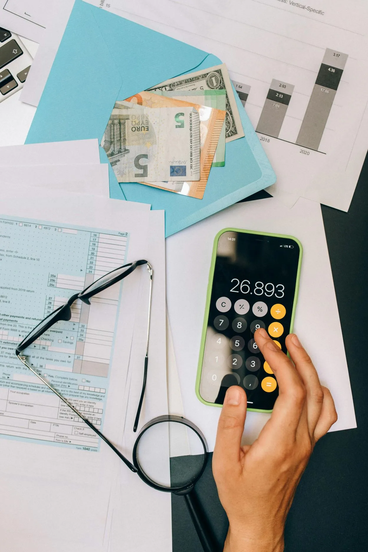 De l'argent et une calculatrice sur une table.